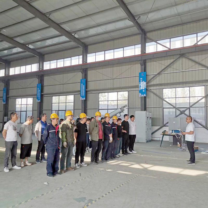 我(wo)司(si)鍼對(duì)科技創(chuàng)(chuang)新技術(shù)人員咊車(chē)間一線(xiàn)工作人員進(jìn)(jin)行技能錶彰大會(huì)(hui)