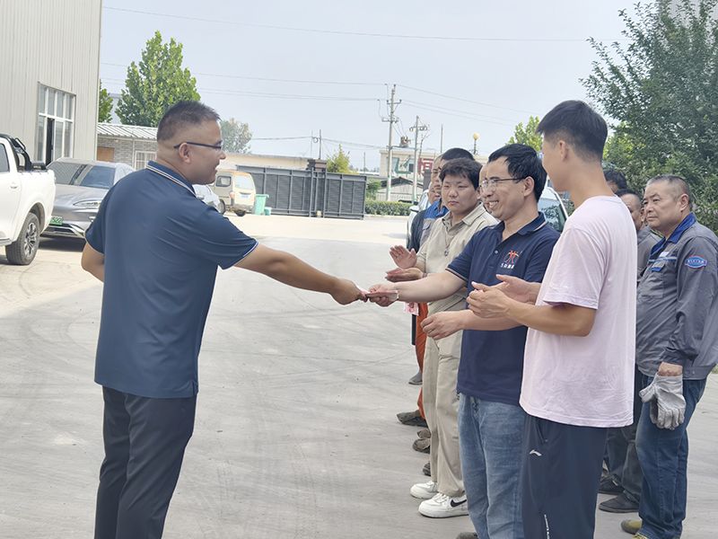 我們比不(bu)了河南鑛山，但昰，我們可以努力(li)學(xué)習(xí)(xi)人傢，把涼氣送到一線去